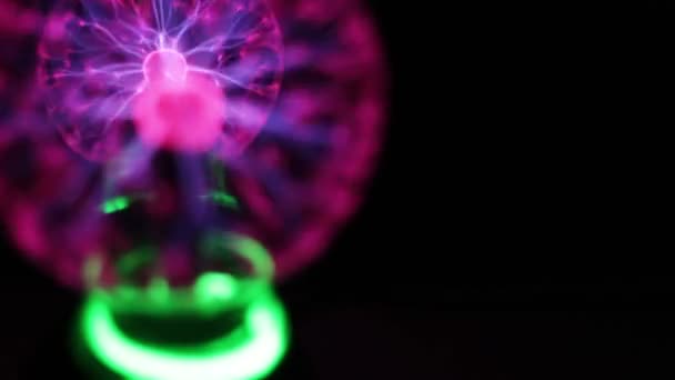 Tampilan close-up bola plasma dengan sinar energi bergerak di dalam pada latar belakang hitam — Stok Video