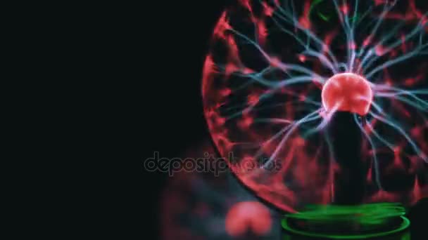 Vue rapprochée de la boule de plasma avec des rayons d'énergie mobiles à l'intérieur sur fond noir 