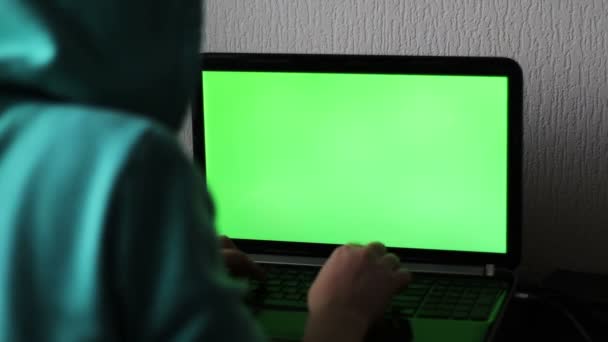 Bärbar dator med en grön skärm — Stockvideo