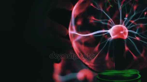 Widok zbliżenie piłka w osoczu z ruchomymi promienie energii wewnątrz na czarnym tle — Wideo stockowe