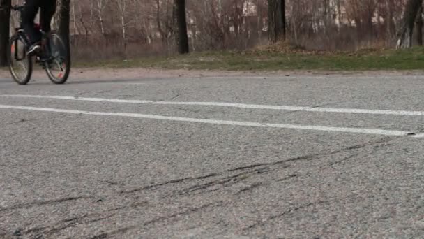 Ciclista en una bicicleta. Caminar pies en el pavimento . — Vídeos de Stock