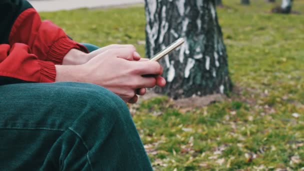 Hombre Jugando en el teléfono móvil, mirando la pantalla . — Vídeos de Stock