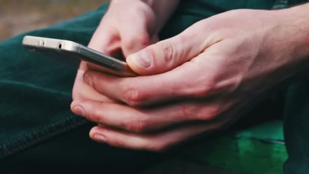 Рука с телефоном крупным планом — стоковое видео
