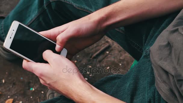 Man Playing on mobile phone, looking at screen. — Stock Video