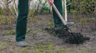 Adam yerdeki bir delik kazma kürek bahçede