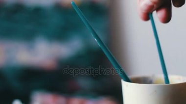 Fırçalar çizim için su ile cam stand