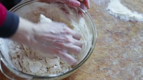 Ręce ugniatające ciasto na stole — Wideo stockowe