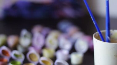 Fırçalar çizim için su ile cam stand