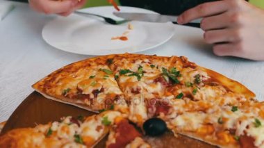 Man bir lezzetli yemek taze peynir, Mısır, domates, et ve şık beyaz arka plan, İtalyan mutfağı otlar pizza pişmiş