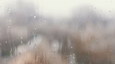 Yağmur damla akış aşağı pencere camına