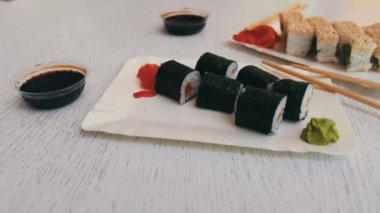 Suşi-maki somon, pembe zencefil, yeşil wasabi ve soya sosu beyaz plakaları ile Japon mutfağı