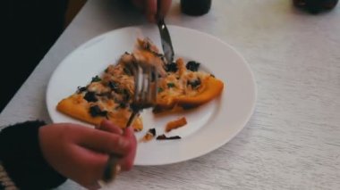 Çocuk bir lezzetli taze pişmiş pizza yiyor