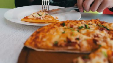 Man bir lezzetli yemek taze peynir, Mısır, domates, et ve şık beyaz arka plan, İtalyan mutfağı otlar pizza pişmiş