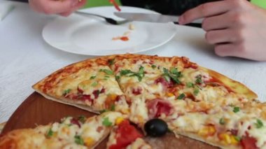 Man bir lezzetli yemek taze peynir, Mısır, domates, et ve şık beyaz arka plan, İtalyan mutfağı otlar pizza pişmiş