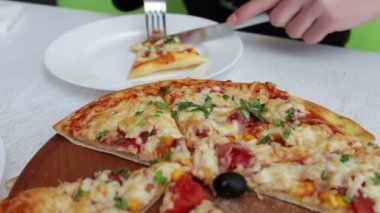 Man bir lezzetli yemek taze peynir, Mısır, domates, et ve şık beyaz arka plan, İtalyan mutfağı otlar pizza pişmiş