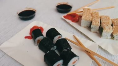 Suşi-maki somon, pembe zencefil, yeşil wasabi ve soya sosu beyaz plakaları ile Japon mutfağı
