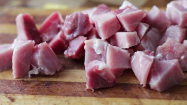 İnce kıyılmış sığır görmüş Ahşap doğrama tahtası üzerinde parçaları