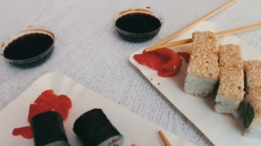 Suşi-maki somon, pembe zencefil, yeşil wasabi ve soya sosu beyaz plakaları ile Japon mutfağı