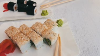 Suşi-maki somon, pembe zencefil, yeşil wasabi ve soya sosu beyaz plakaları ile Japon mutfağı
