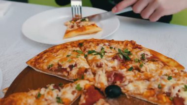 Man bir lezzetli yemek taze peynir, Mısır, domates, et ve şık beyaz arka plan, İtalyan mutfağı otlar pizza pişmiş