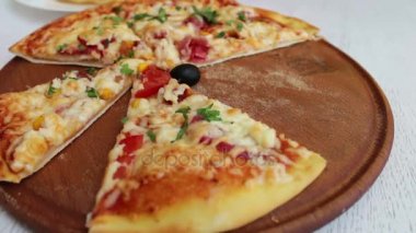 peynir, Mısır, domates, et ve şık beyaz arka plan, İtalyan mutfağı otlar ile güzel pişmiş pizza