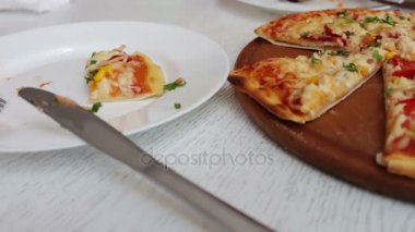peynir, Mısır, domates, et ve şık beyaz arka plan, İtalyan mutfağı otlar ile güzel pişmiş pizza