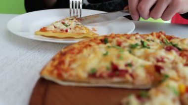Man bir lezzetli yemek taze peynir, Mısır, domates, et ve şık beyaz arka plan, İtalyan mutfağı otlar pizza pişmiş