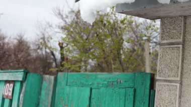 Evin köşesinde evin çatısında büyük kar cap