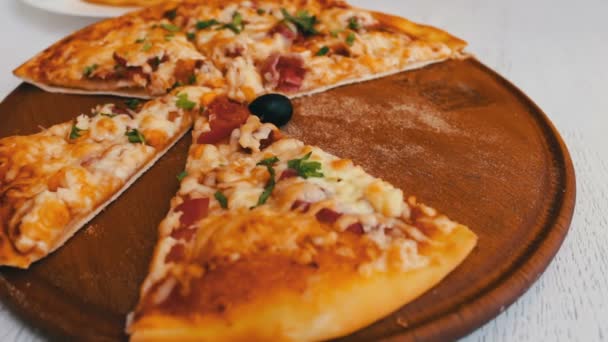 Вкусная выпечка пиццы с сыром, кукурузой, помидорами, мясом и травами на стильном белом фоне, итальянская кухня — стоковое видео
