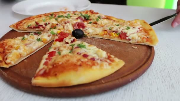 Вкусная выпечка пиццы с сыром, кукурузой, помидорами, мясом и травами на стильном белом фоне, итальянская кухня — стоковое видео