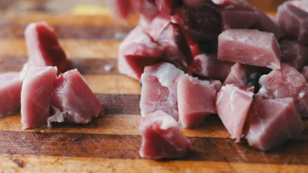 Pedaços de carne finamente picados em uma tábua de corte de madeira — Vídeo de Stock