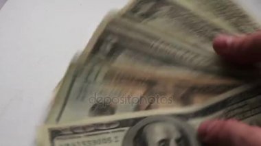 Kadın countslot bir beyaz arka plan makro ile tabloda küçük banknotlar, yakın çekim