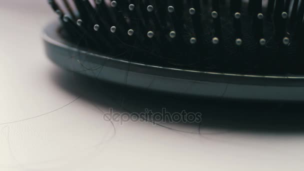 Mulheres pentear o cabelo, escova de cabelo com cabelo extremo macro close-up vista, perto de grampos de cabelo preto — Vídeo de Stock
