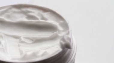 Beyaz yumuşak kozmetik krem Fingered, makro portre