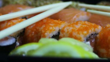 Taze Japon zencefil wasabi suşi ve rulo, makro Çince ahşap sopa