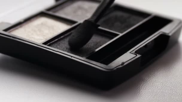 Using eye shadow palette with brush,Gray shades of eyeshadow — Stock Video