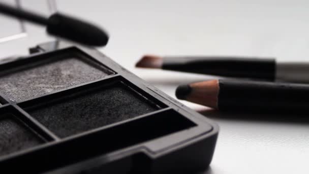 Usando paleta de sombra de olhos com pincel, tons de sombra cinza — Vídeo de Stock