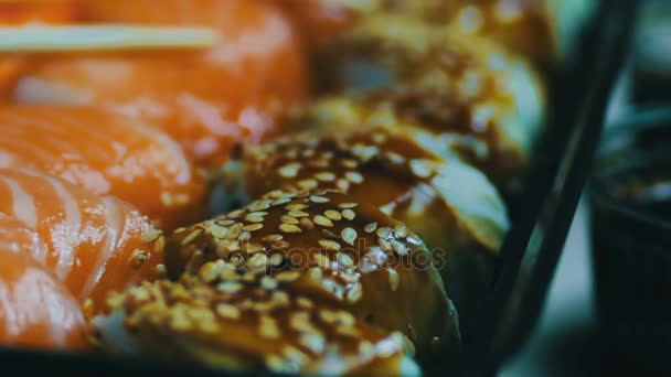 Cocina japonesa de sushi con pescado crudo fresco. Plato japonés consistente en arroz, salmón o atún, camarones y huevos de pescado empapados en soja. — Vídeos de Stock