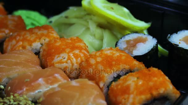 Frisches japanisches Sushi und Brötchen, Makro-Sashimi, Uramaki und Nighiri. typisch japanisches Gericht — Stockvideo