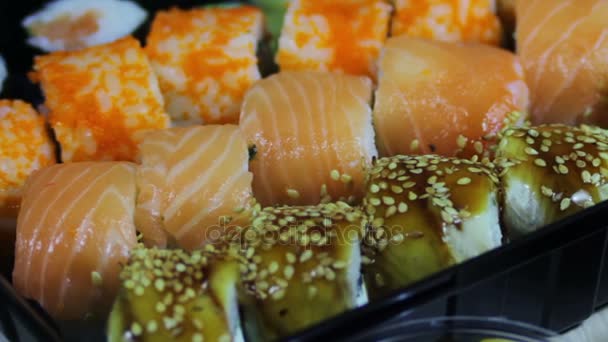 Verse Japanse sushi en broodjes, Macro sashimi, uramaki en nighiri. typische Japanse schotel — Stockvideo