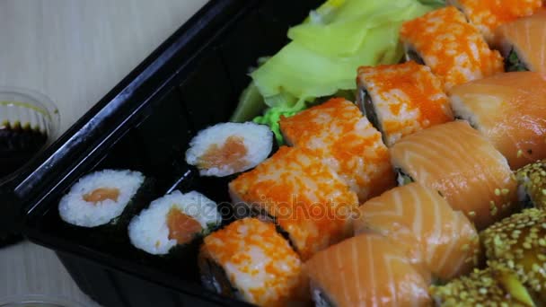 Taze Japon suşi ve rulo, makro sashimi, uramaki ve nighiri. tipik Japon çanak — Stok video