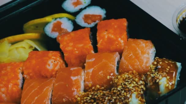 Rollo de salmón maki. Cocina japonesa de sushi con pescado crudo fresco. Plato japonés consistente en arroz, salmón o atún, camarones y huevos de pescado empapados en soja. — Vídeos de Stock