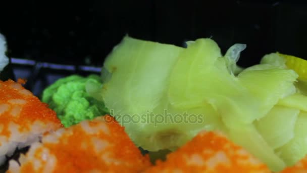 Świeży imbir japoński sushi wasabi i rolkach, makro sashimi, uramaki i nighiri. Typowy japoński danie — Wideo stockowe