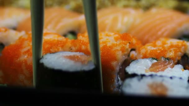 Fresco japonés jengibre wasabi sushi y rollos, Macro palos de madera chinos — Vídeos de Stock