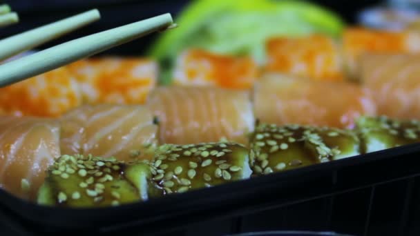 Verse Japanse sushi en broodjes, Macro sashimi, uramaki en nighiri. typische Japanse schotel — Stockvideo