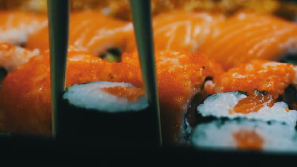 Sushi japonês fresco do wasabi do gengibre e rolos, varas de madeira chinesas macro — Vídeo de Stock