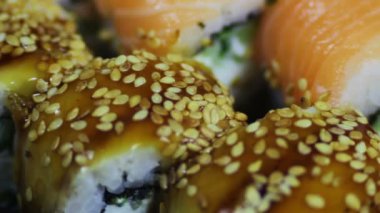 Taze Japon suşi ve rulo, makro sashimi, uramaki ve nighiri. tipik Japon çanak
