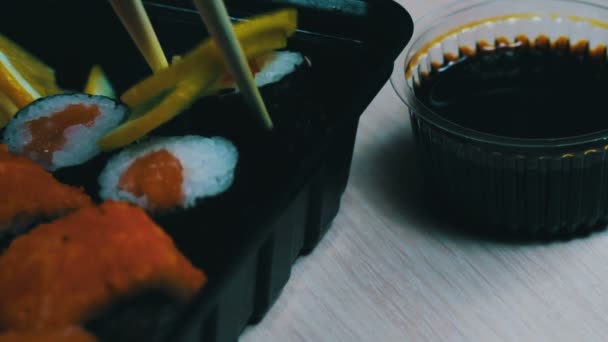 Fresco japonés jengibre wasabi sushi y rollos, Macro palos de madera chinos — Vídeo de stock