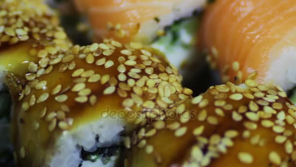 Sushi y panecillos japoneses frescos, Macro sashimi, uramaki y nighiri. plato típico japonés — Vídeo de stock
