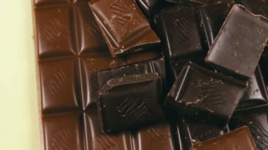 Süt ve koyu çikolata fayans ahşap background.chocolate çubukları üzerinde kapat